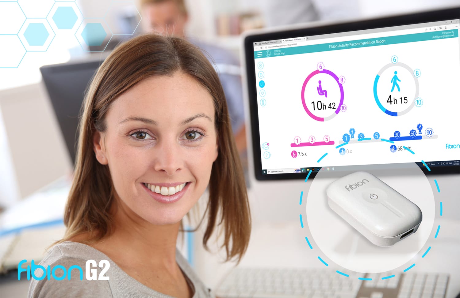 A woman smiles at the camera as a computer screen showcases an activity report. Beside her, a close-up reveals the Fiban G2, highlighting its impressive measurement resolution for capturing precise accelerometer data.